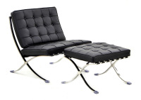 Lote 6087 - MIES VAN DER ROHE, CADEIRA "BARCELONA CHAIR"- Cadeira com repousa pés, design de Mies Van der Rohe em 1929. Reprodução. Em genuína pele Italiana com capitonê. Cadeira original tem um pvp de € 8.675. A cadeira Barcelona garante o conforto da si