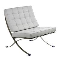 Lote 6089 - MIES VAN DER ROHE, CADEIRA "BARCELONA CHAIR"- Cadeira design de Mies Van der Rohe em 1929. Reprodução. Em pele sintética branca com capitonê. Cadeira original tem um pvp de € 5.783. A cadeira Barcelona garante o conforto da silhueta lisa e tem