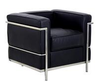 Lote 6113 - SOFÁ “LC2” - Design de Le Corbusier, Pierre Jeanneret e Charlotte Perriand. Reprodução em pele preta com estrutura em metal cromado. Sofá original tem um pvp de € 5595. Nota: Consultar http://www.einrichten-design.de/de/lc2-sessel-gestell-chro