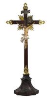 Lote 6119 - CRUCIFIXO COM CRISTO SÉC. XVIII - Trabalho português. Cristo em madeira entalhada e policromada e crucifixo em pau santo com base entalhada e terminais de cruz em talha dourada. Resplendor e legenda em prata. Dim: 36 cm (Cristo) e 116 cm (cruc