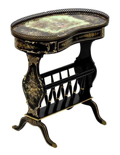 Lote 6189 - MESA DE APOIO FRANCESA ESTILO NAPOLEÃO III - Em madeira lacada de negro. Formato de rim. Tampo com gradinha e pintura policromada e embutidos a madre pérola representado cena galante. Corpo com gaveta e decoração floral e suporte para revistas