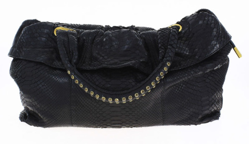 Lote 6241 - DONNA KARAN, DKNY, PYTHON BAG – Carteira de senhora, original. Em pele de cobra preta, pegas com aplicações de metal dourado e pedras finas, modelo de barra franzida a toda a volta, interior forrado a camurça vermelha. Dim: 30x50x9 cm. Custou