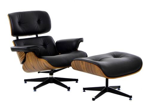 Lote 6247 - CHARLES & RAY EAMES, LOUNGE CHAIR - Lounge Chair & Ottoman, Cadeira de DESIGN Charles Eames, reprodução composta por poltrona e repousa pés. Cadeira original tem um pvp de € 7.175. Cadeira forrada a pele preta com estrutura de madeira tipo pau