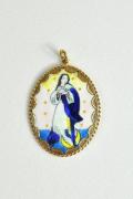 Lote 1950049 - Medalha de Nossa Senhora da Conceição em esmalte com aro em ouro, 3,9x3 cm, peso total de 8 gr, usada