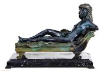 Lote 6082 - MORAN - ESCULTURA EM BRONZE - Escultura em bronze patinado. Múltiplo de Moran. Assinada e marcada 7/100. Motivo: figura feminina desnuda deitada em canapé. Base em mármore. Dim: 38x57x31 cm (com base) e 33x51x21 cm