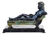 Lote 6082 - MORAN - ESCULTURA EM BRONZE - Escultura em bronze patinado. Múltiplo de Moran. Assinada e marcada 7/100. Motivo: figura feminina desnuda deitada em canapé. Base em mármore. Dim: 38x57x31 cm (com base) e 33x51x21 cm