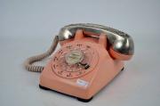 Lote 1940005 - Telefone marca Bell System, Western Electric, modelo G3, americano, em baquelite rosa, decorado com aplicação de metal trabalhado, antigo