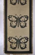 Lote 1940093 - Passadeira de Arraiolos com desenho de borboletas em tom cinza sobre fundo bege, com 80x360 cm, usada