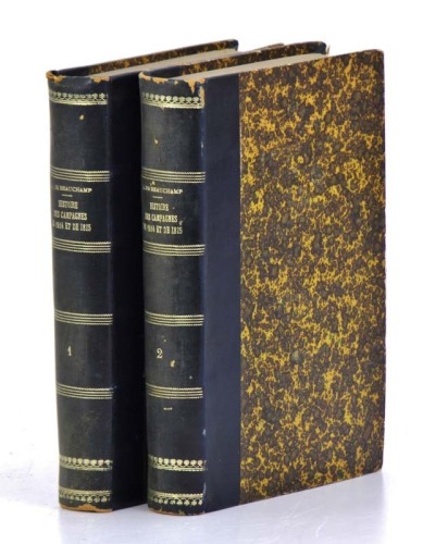 Lote 1009 - LIVROS "HISTOIRE DES CAMPAGNES DE 1814 ET DE 1815" - 2 vols. Por M. Alphonse de Beauchamp. Livros idênticos à venda por € 380. Editora: Le Normant, Imprimeur-Libraire, 1816. Dim: 22x14,5 cm. Livros de capa dura em meia pele. Nota: Raríssimo. I