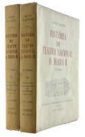 Lote 1014 - LIVROS “HISTÓRIA DO TEATRO NACIONAL D. MARIA II" – Volumes I e II. Por Matos Sequeira. Editado por Oficinas Gráficas de Ramos, Afonso & Moita, Lda. Livros idênticos à venda por € 140. Dim: 27x22 cm. Livros de capa de brochura. Nota: sinais de 