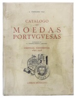 Lote 1020 - LIVRO "CATÁLOGO DAS MOEDAS PORTUGUESAS PORTUGAL CONTINENTAL 1640-1948" - Por J. Ferraro Vaz. 1948. Livro idêntico à venda por € 100. Dim: 25x19 cm. Livro de capa de brochura. Nota: sinais de manuseamento e defeitos conforme fotos. Consultar: h