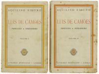 Lote 1072 - LIVROS "LUÍS DE CAMÕES- FABULOSO - VERDADEIRO" - 2 vols. Por Aquilino Ribeiro. 2ª edição. Editora: Livraria Bertrand, s.d. Dim: 19x12 cm. Livros de capa de brochura. Nota: Com o sinete do autor. Sinais de manuseamento conforme fotos