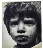 Lote 1084 - LIVRO “WERNER BISCHOF 1916-1954” - ICP Library of Photographers. Editado por Grossman Publishers. Dim: 22x19 cm. Livro de capa de brochura. Nota: sinais de manuseamento e alguns sinais de humidade