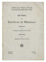 Lote 1101 - LIVRO “EM PROL DOS CASTELOS DE PORTUGAL” - Por Jorge das Neves Larcher. Editado por Imprensa Nacional, Lisboa 1934. Dim: 20x15 cm. Livro de capa de brochura. Nota: sinais de manuseamento