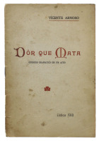 Lote 1170 - LIVRO “DÔR QUE MATA (EPISODIO DRAMATICO EM UM ACTO)” - Por Vicente Arnoso. Editado por Tipografia la Bécarre, Lisboa 1918. Com dedicatória do Autor. Dim: 19x13 cm. Livro de brochura. Nota: sinais de manuseamento, picos de humidade, 1ª folha co