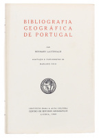 Lote 1226 - LIVRO "BIBLIOGRAFIA GEOGRÁFICA DE PORTUGAL" - Por Hermann Lautensach. Por José Benedito de Almeida Pessanha. Livro idêntico à venda por € 40. Editora: Centro de Estudos Geográficos, Instituto de Alta Cultura, 1948. Dim: 24,5x17 cm. Livro de ca