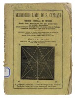 Lote 1228 - LIVRO "O VERDADEIRO LIVRO DE S. CYPRIANO OU THESOURO PARTICULAR DO FEITICEIRO" - Editora: Livraria Portugueza de Joaquim Maria da Costa. Dim: 16,5x12 cm. Livro de capa de brochura. Nota: Livro com um comentário manuscrito do ilustre etnólogo e