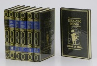 Lote 1242 - LIVROS "FERNANDO PESSOA - OBRA POÉTICA E OBRAS EM PROSA" - 7 vols. Por Fernando Pessoa. 3 vols, obra poética à venda por € 60. Editora: Círculo de Leitores, 1986. Dim: 24x16 cm. Livros de capa dura com cunhos a dourado. Nota: sinais de manusea