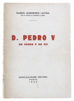 Lote 1250 - LIVRO "D. PEDRO V UM HOMEM E UM REI" - Por Ruben Andresen Leitão. Editora: Portucalense Editora, 1950. Dim: 22x15,5 cm. Livro de capa de brochura. Nota: sinais de manuseamento conforme fotos