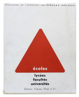 Lote 1254 - LIVRO "CONVERSATIONS SUR L'ARCHITECTURE. ÉCOLES, LYCÉES, FACULTÉS, UNIVERSITÉS" - Por André Gutton. Editora: Éditions Vincent, Fréal & Cie, 1959. Dim: 27,5x22 cm. Livro de capa de brochura. Nota: sinais de manuseamento conforme fotos