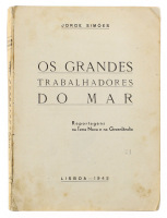 Lote 1269 - LIVRO "OS GRANDES TRABALHADORES DO MAR" - Por Jorge Simões. Livro idêntico à venda por € 35. "Reportagens na Terra Nova e Groenlândia". Editora: Oficina Tipográfica da Gazeta dos Caminhos de Ferro, 1942. Dim: 23,5x17 cm. Livro de capa de broch