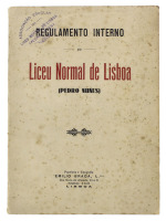 Lote 1299 - LIVRO “REGULAMENTO INTERNO DO LICEU NORMAL DE LISBOA (PEDRO NUNES)” - Editado por Liceu Pedro Nunes na Papelaria e Tipografia Emílio Braga, Lda. Dim: 22x16 cm. Livro de brochura. Nota: sinais de manuseamento, picos de humidade