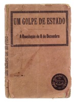 Lote 1301 - LIVRO "UM GOLPE DE ESTADO A REVOLUÇÃO DE 8 DE DEZEMBRO" - Editora: Typographia «O Recreio», 1917. Dim: 19x13,5 cm. Livro de capa de brochura. Nota: sinais de manuseamento conforme fotos