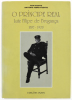 Lote 1318 - LIVRO "O PRÍNCIPE REAL LUIZ FILIPE DE BRAGANÇA 1887-1908" - Por Ana Vicente e António Pedro Vicente. Livro idêntico à venda por € 63,45. Editora: Edições Inapa, 1998. Dim: 31,5x22,5 cm. Livro de capa dura com sobrecapa. Nota: sinais de manusea