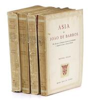 Lote 1319 - LIVROS “ÁSIA DED JOÃO DE BARROS” - Em 4 volumes. Edição enriquecida com anotações de Hernani Cidade e notas históricas de Manuel Múrias. Livros idênticos à venda por € 100. Editado por Agência Geral das Colónias, Lisboa 1945- 1946. Dim: 26x20