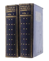 Lote 1330 - LIVROS "OBRAS COMPLETAS DE ALMEIDA-GARRETT" - 2 vols. Editora: Lello & Irmão Editores, 1963. Dim: 19,5x13 cm. Livros de capa dura, miolo em papel bíblia. Nota: sinais de manuseamento conforme fotos