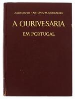 Lote 1386 - LIVRO “A OURIVESARIA EM PORTUGAL” - Por João Couto e António M. Gonçalves. Livros Horizonte. 1960. Com 186 págs. Dim: 32x23 cm. Encadernação do editor. Ilustrado com 130 páginas em extra texto com fotogravuras das peças descritas no texto. Not