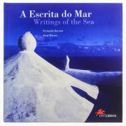 Lote 1390 - LIVRO "A ESCRITA DO MAR" - Por Fernando Dacosta e Jorge Barros. Edição bilingue Português/Inglês dos CTT Correios de Portugal, numerado, contendo 1 prova de cor e 96 páginas. Dim: 24,5x24,5 cm. Nota: falta dos selos que deveriam acompanhar a obra