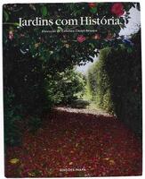 Lote 1398 - LIVRO "JARDINS COM HISTÓRIA. POESIA ATRÁS DE MUROS" - Direção de Cristina Castel-Banco. Livro idêntico à venda po € 47,70. Editora: Edições Inapa, 2002. Dim: 31,5x25,5 cm. Livro de capa de brochura com sobrecapa. Nota: sinais de manuseamento c