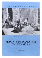 Lote 1430 - LIVRO "PESCA E PESCADORES EM SESIMBRA" - Por Maria Alfreda Cruz. Editora: Instituto de Alta Cultura, 1966. Dim: 19x13 cm. Livro de capa de brochura. Nota: sinais de manuseamento conforme fotos