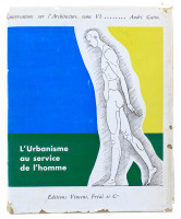 Lote 1457 - LIVRO "CONVERSATIONS SUR L'ARCHITECTURE. L'URBANISME AU SERVICE DE L'HOMME" - Por André Gutton. Livro idêntico à venda por € 60. Editora: Éditions Vincent, Fréal & Cie, 1962. Dim: 28x23 cm. Livro de capa dura com sobrecapa. Nota: sinais de man