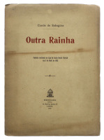 Lote 1477 - LIVRO "OUTRA RAINHA" - Por Conde de Sabugosa. Editora: Portugália Editora, 1922. Dim: 28,5x20,5 cm. Livro de capa de brochura. Nota: sinais de manuseamento conforme fotos