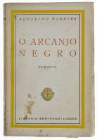 Lote 1481 - LIVRO “O ARCANJO NEGRO” - Por Aquilino Ribeiro. Com sinete, dedicatória, assinado e datado pelo autor, com Ex-líbris. Editado por Livraria Bertrand. Dim: 19x12 cm. Livro de capa de brochura. Nota: sinais de manuseamento, alguns picos de humida