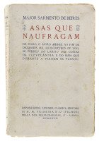 Lote 1506 - LIVRO "ASAS QUE NAUFRAGAM" - Por Major Sarmento de Beires. De como o avião Argos, ao fim de dezasseis mil quilómetros de vôo, se perdeu ao largo das costas da Clevelândia e do mais que durante a viagem se passou. Editora: Livraria Clássica Edi