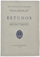 Lote 1528 - LIVRO "ESTUDOS - CRONISTAS E CRÓNICAS ANTIGAS - FERNÃO LOPES E A "CRÓNICA DE 1419" - Por Artur de Magalhães Basto. Editora: Por ordem da Universidade, 1960. Dim: 22,5x16 cm. Livro de capa de brochura. Nota: livro por abrir. Sinais de manuseame