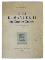 Lote 1529 - LIVRO “EL-REI D. MANUEL II NA GRANDE GUERRA (FACTOS E TESTEMUNHOS)” - Por A.H. Bizarro (F.R.C.S.). Editado por Fundação Casa de Bragança 1952. Dim: 25x18 cm. Livro de capa de brochura. Nota: sinais de manuseamento, alguns picos de humidade