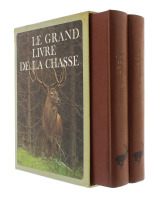 Lote 1530 - LIVROS “LE GRAND LIVRE DE LA CHASSE” - Arnaud de Monbrison. 1ª Edição 1974. Livros idênticos á venda por € 185. Dois volumes com 462 págs e 440 págs. Dim: 28x21 cm. Livros sobre caça. O título diz tudo. Encadernações do editor com estojo de pr