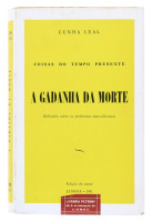 Lote 1559 - LIVRO "A GADANHA DA MORTE REFLEXÕES SOBRE OS PROBLEMAS EURO-AFRICANOS" - Por Cunha Leal. Editora: edição do autor, 1961. Dim: 19x12,5 cm. Livro de capa de brochura. Nota: sinais de manuseamento conforme fotos