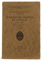 Lote 1567 - LIVRO “ROMANCES VELHOS EM PORTUGAL, PUBLICADOS NA REVISTA CULTURA ESPAÑOLA” - Por Carolina Michaëlis de Vasconcelos. Editado por Imprensa da Universidade de Coimbra, 2ª edição 1934. Livro idêntico à venda por € 50. Dim: 26x17 cm. Livro de capa