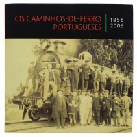 Lote 1570 - LIVRO "OS CAMINHOS-DE-FERRO PORTUGUESES 1856-2006" - Gabinete de História e Museologia. Livro idêntico à venda por € 45. Editora: CP -Comboios de Portugal, 2006. Dim: 25x25 cm. Livro de capa dura com sobrecapa. Nota: sinais de manuseamento con