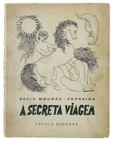 Lote 1573 - LIVRO "A SECRETA VIAGEM" - Por David Mourão Ferreira. Edições Távola Redonda, Lisboa, 1950. Dim: 20x15,5 cm. In-8º de 59-(3) págs. Br.Integrado na colecção "Távola Redonda". Livro em brochura sendo bastanto valorizado pela DEDICATÓRIA E ASSINA