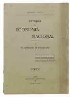 Lote 1594 - LIVRO "ESTUDOS DE ECONOMIA NACIONAL - O PROBLEMA DA EMIGRAÇÃO" - Por Affonso Costa. Editora: Imprensa Nacional , 1911. Dim: 21x15 cm. Livro de capa de brochura. Nota: sinais de manuseamento conforme fotos