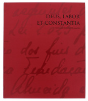 Lote 1598 - LIVRO "DEUS, LABOR ET CONSTANTIA" - Por Sara Marques Pereira. Editora: Fundação Eugénio de Almeida, 2003. Dim: 29x24,5 cm. Livro de capa dura com sobrecapa. Nota: sinais de manuseamento conforme fotos