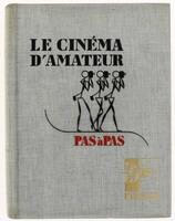 Lote 1708 - LIVRO "LE CINÉMA D'AMATEUR - PAS À PAS" - Por Pierre Boyer e AAVV. Editora: Editions Prisma, 1960. Dim: 24x18,5 cm. Livro de capa dura com sobrecapa. Nota: sinais de manuseamento conforme fotos