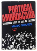 Lote 1784 - LIVRO “PORTUGAL AMORDAÇADO, DEPOIMENTO SOBRE OS ANOS DO FASCISMO” - Por Mário Soares. Editado por Arcádia. Dim: 20x14 cm. Livro de capa de brochura. Nota: sinais de manuseamento