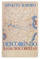 Lote 1798 - LIVRO "DESCOBRINDO ILHAS DESCOBERTAS" - Por Hipólito Raposo. Editora: Edições Gama, 1942. Dim: 19x12,5 cm. Livro de capa de brochura. Nota: dedicatória do autor ao Professor Doutor Augusto Reis Machado. Sinais de manuseamento e defeitos confor